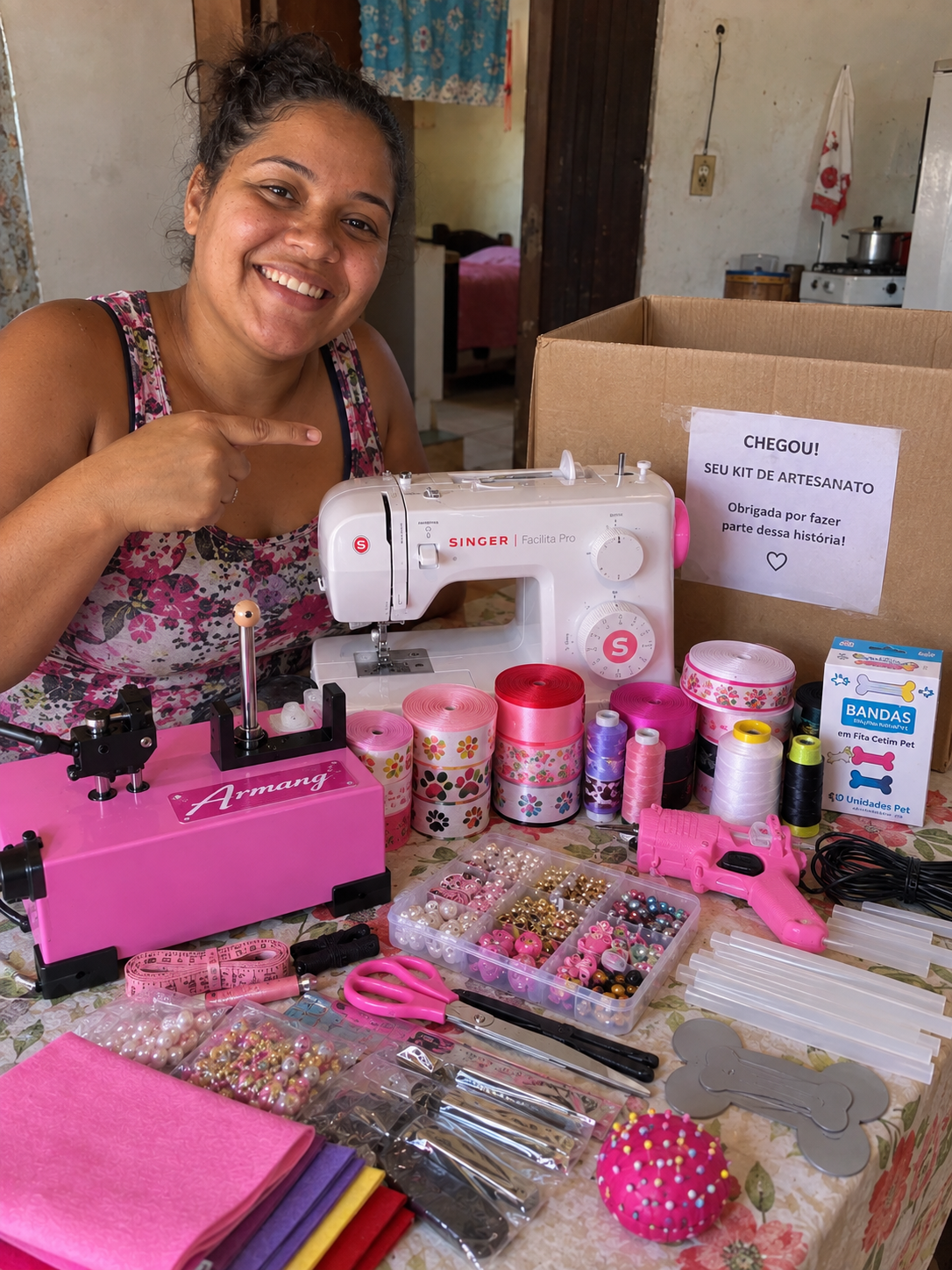 Imagem ilustrativa de Juliana Martins com o kit de artesanato