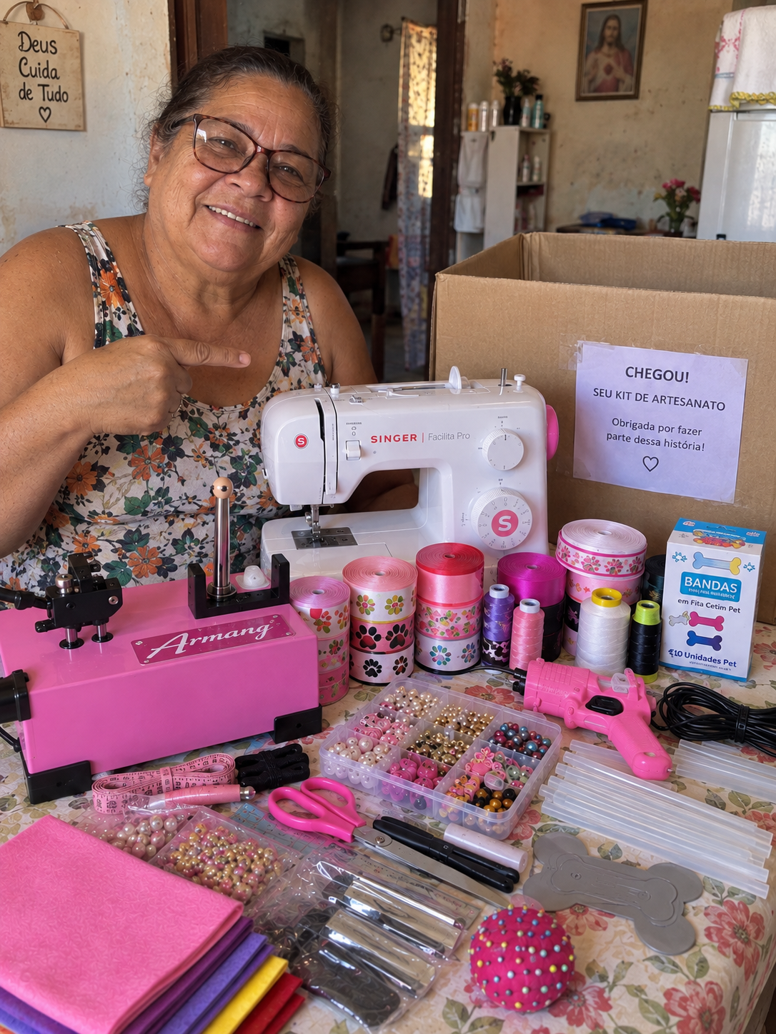 Imagem ilustrativa de Dona Lúcia com o kit de artesanato